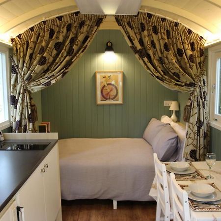 The Kestrel Shepherd Hut, Whitehouse Farm ストウマーケット エクステリア 写真