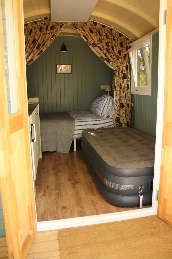 The Kestrel Shepherd Hut, Whitehouse Farm ストウマーケット エクステリア 写真