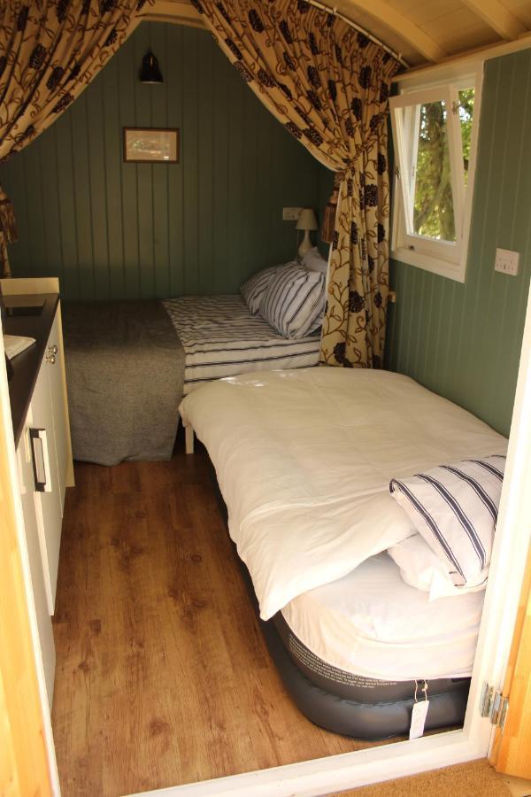 The Kestrel Shepherd Hut, Whitehouse Farm ストウマーケット エクステリア 写真