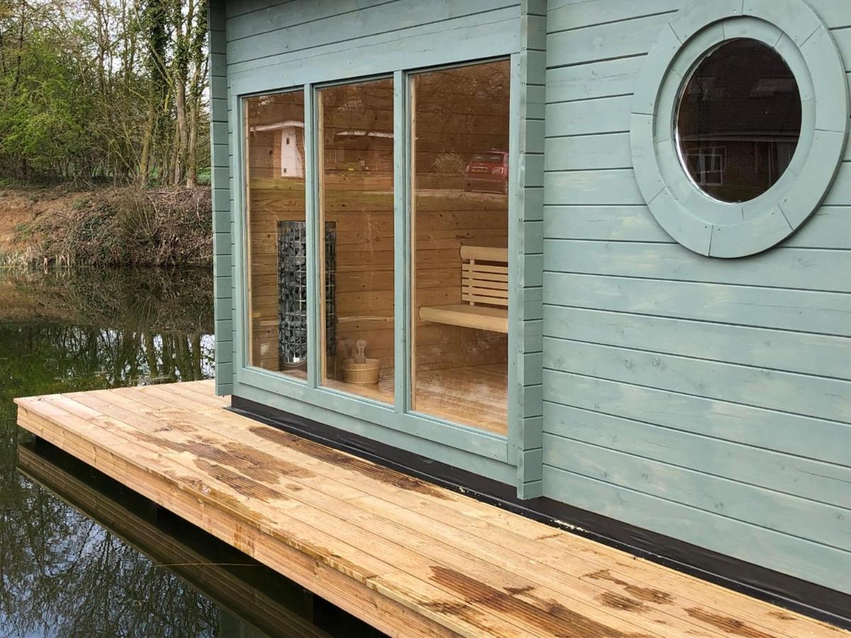 The Kestrel Shepherd Hut, Whitehouse Farm ストウマーケット エクステリア 写真